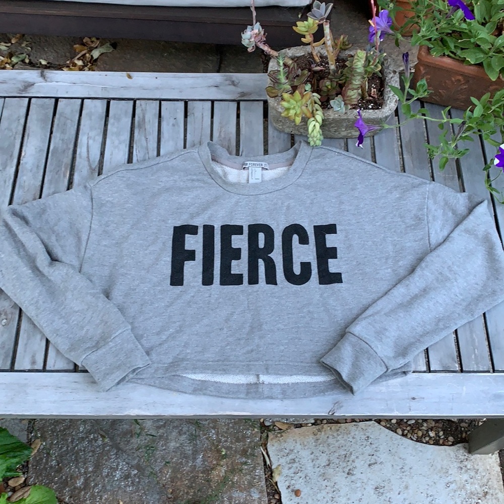 FOREVER 21 grey cropped sweatshirt “FIERCE” EUC